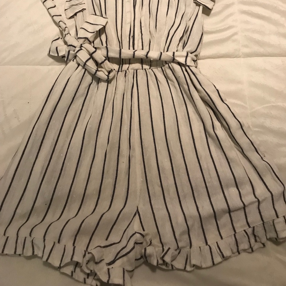 SOLD ‼️Lulu’s Billabong Ruffle Striped Romper - Picture 3 of 7